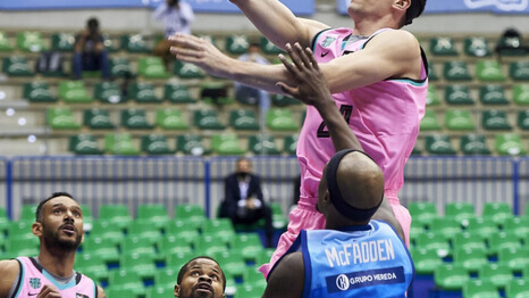 Kuric lanzando ante San Pablo Burgos