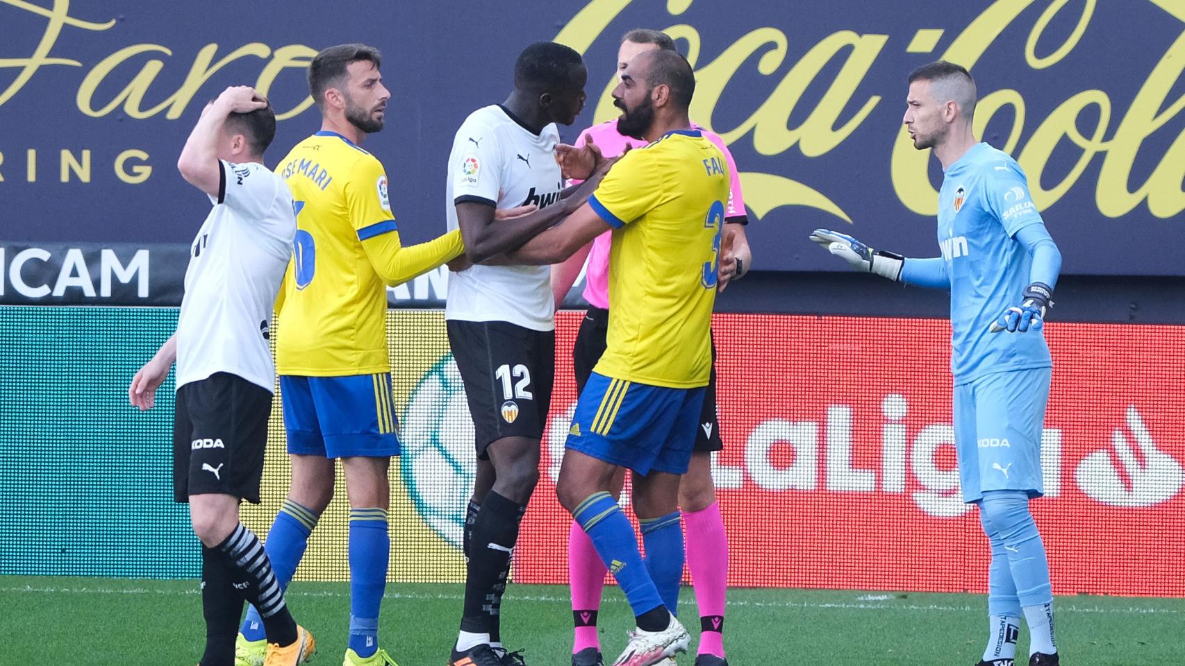 Diakhaby, junto a los jugadores del Cádiz que intentaban calmarle