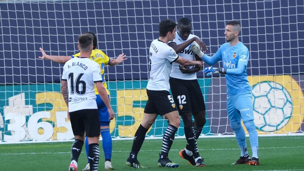 Los jugadores del Valencia intentando calmar a Diakhaby