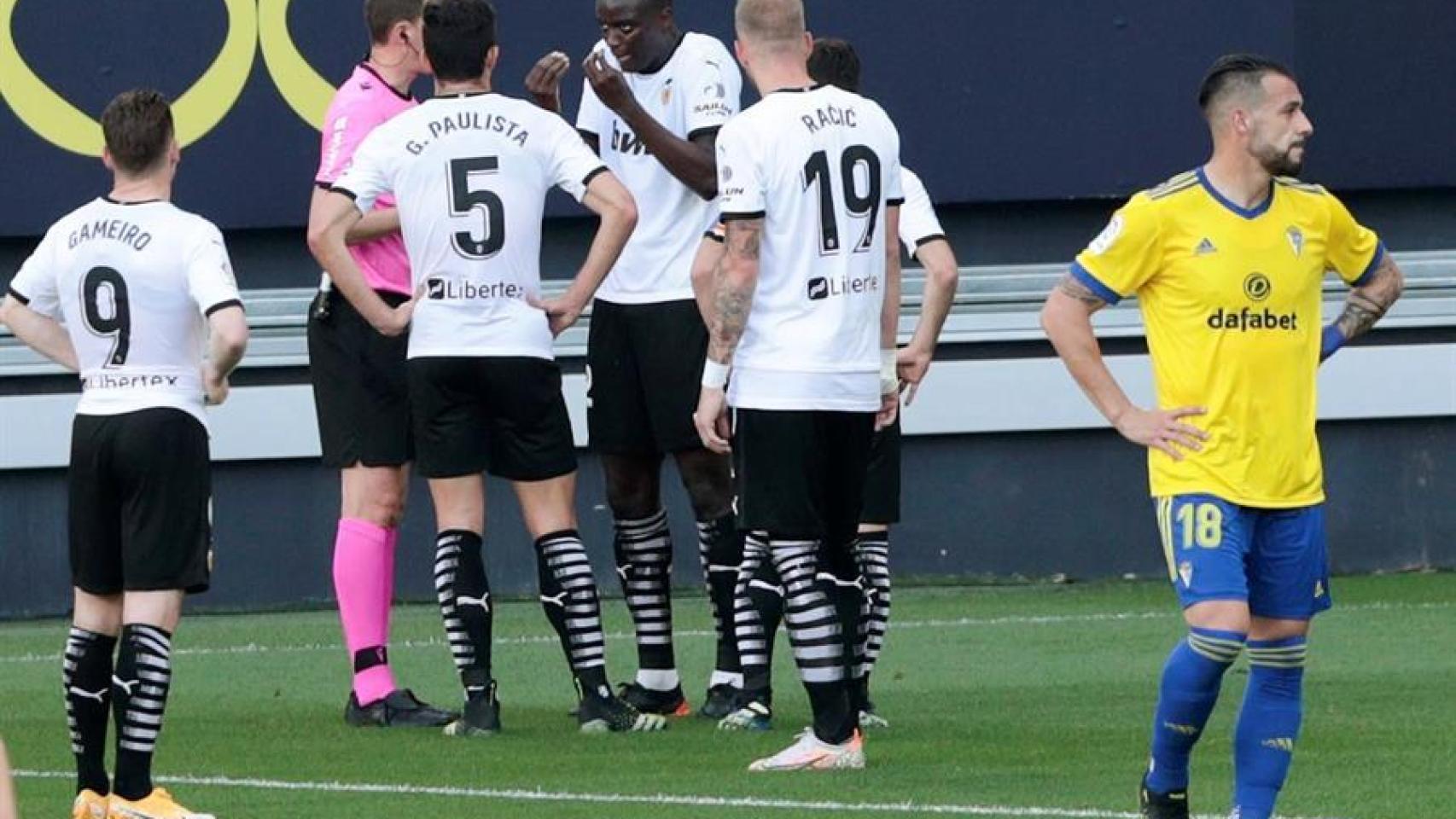 Diakhaby y los jugadores del Valencia hablando con el árbitro