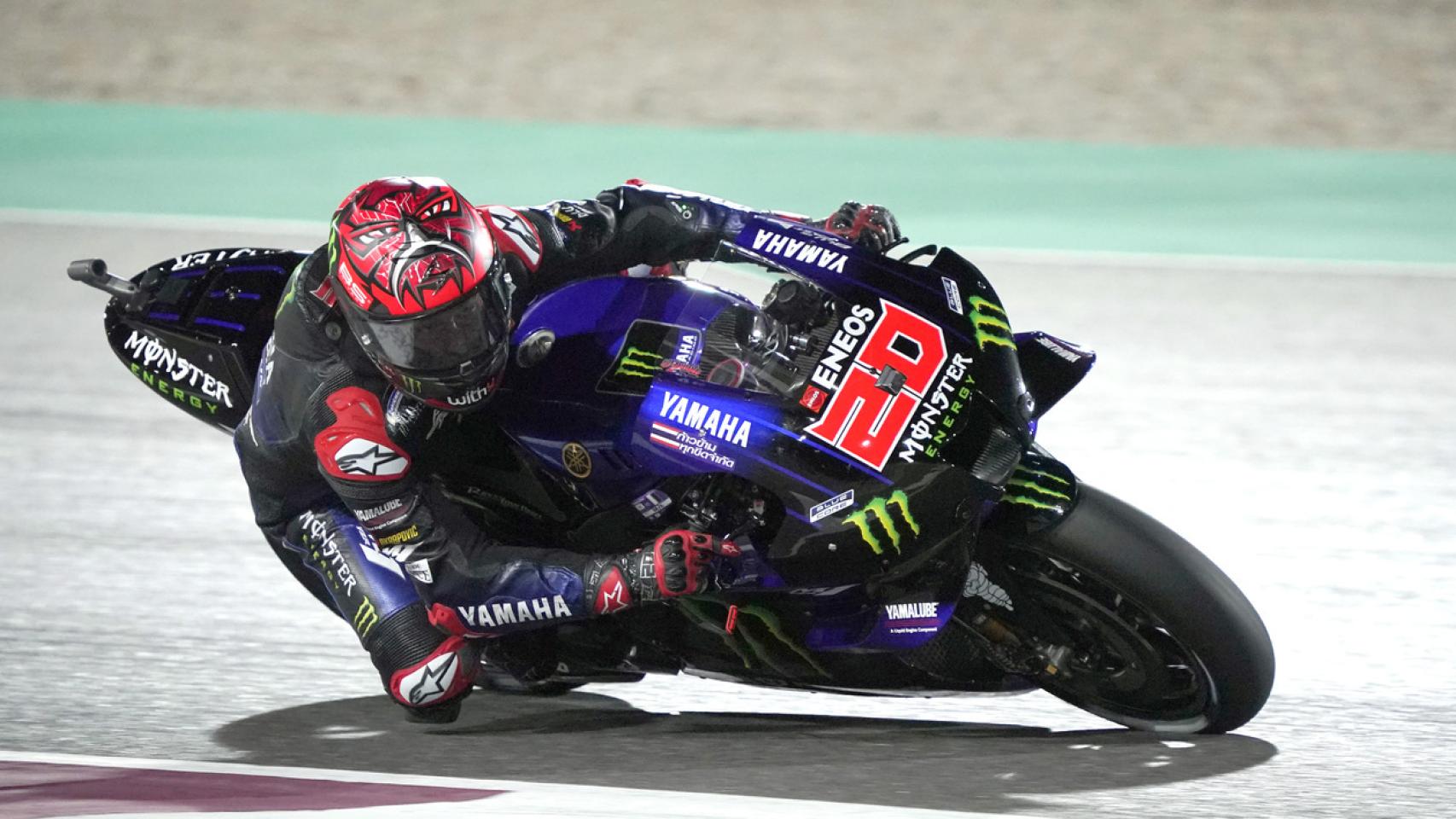 Fabio Quartararo traza un viraje con su Yamaha  YZR-M1, en el circuito qatarí de Losail.