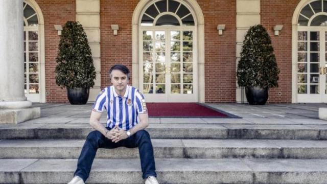 Iván Redondo posa con la camiseta de su equipo, la Real Sociedad, en las escaleras de Moncloa.