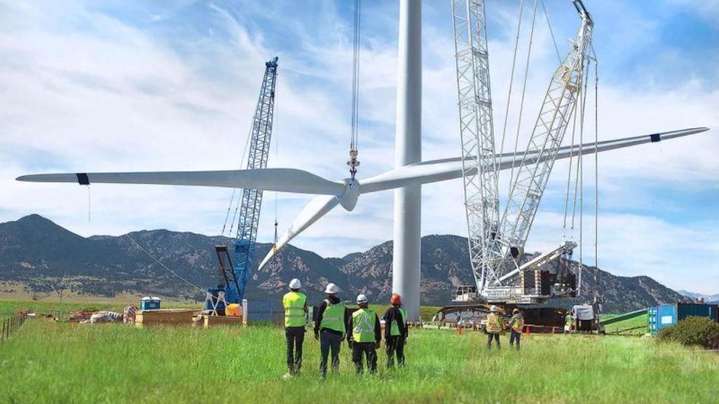 Varios operarios trabajan en la instalación de un aerogenerador