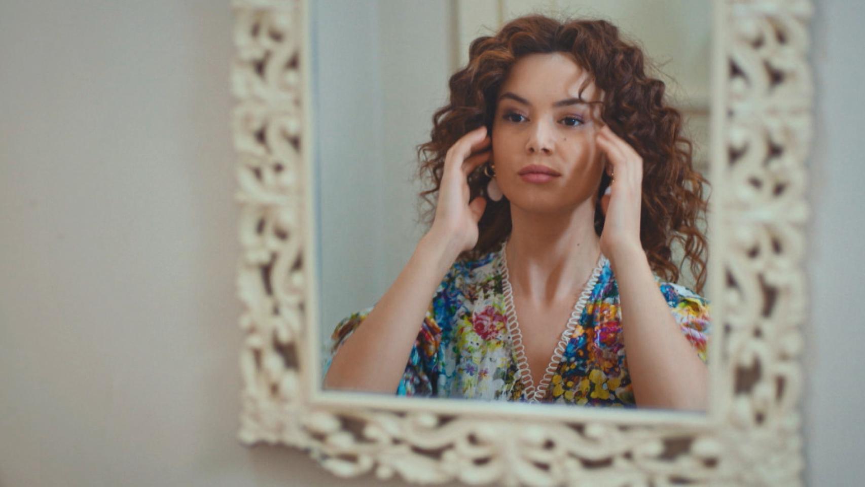 Sirin saca a la luz sus fotos con Sarp para dañar a Bahar, en lo nuevo de 'Mujer'