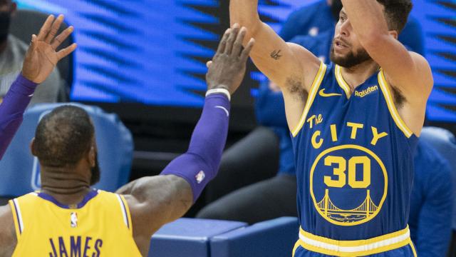 Stephen Curry lanza un triple frente a LeBron James