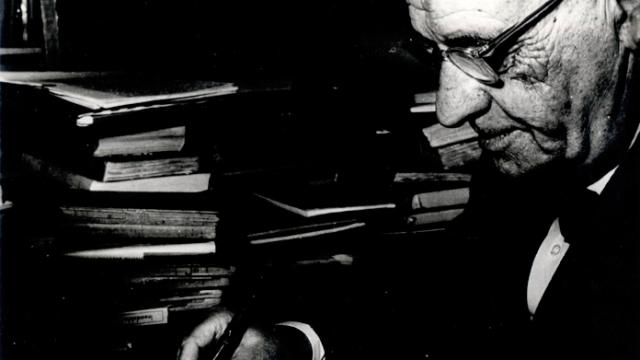 Ortega y Gasset escribiendo una nota de trabajo. foto: Fundación Ortega y Gasset-Gregorio Marañón