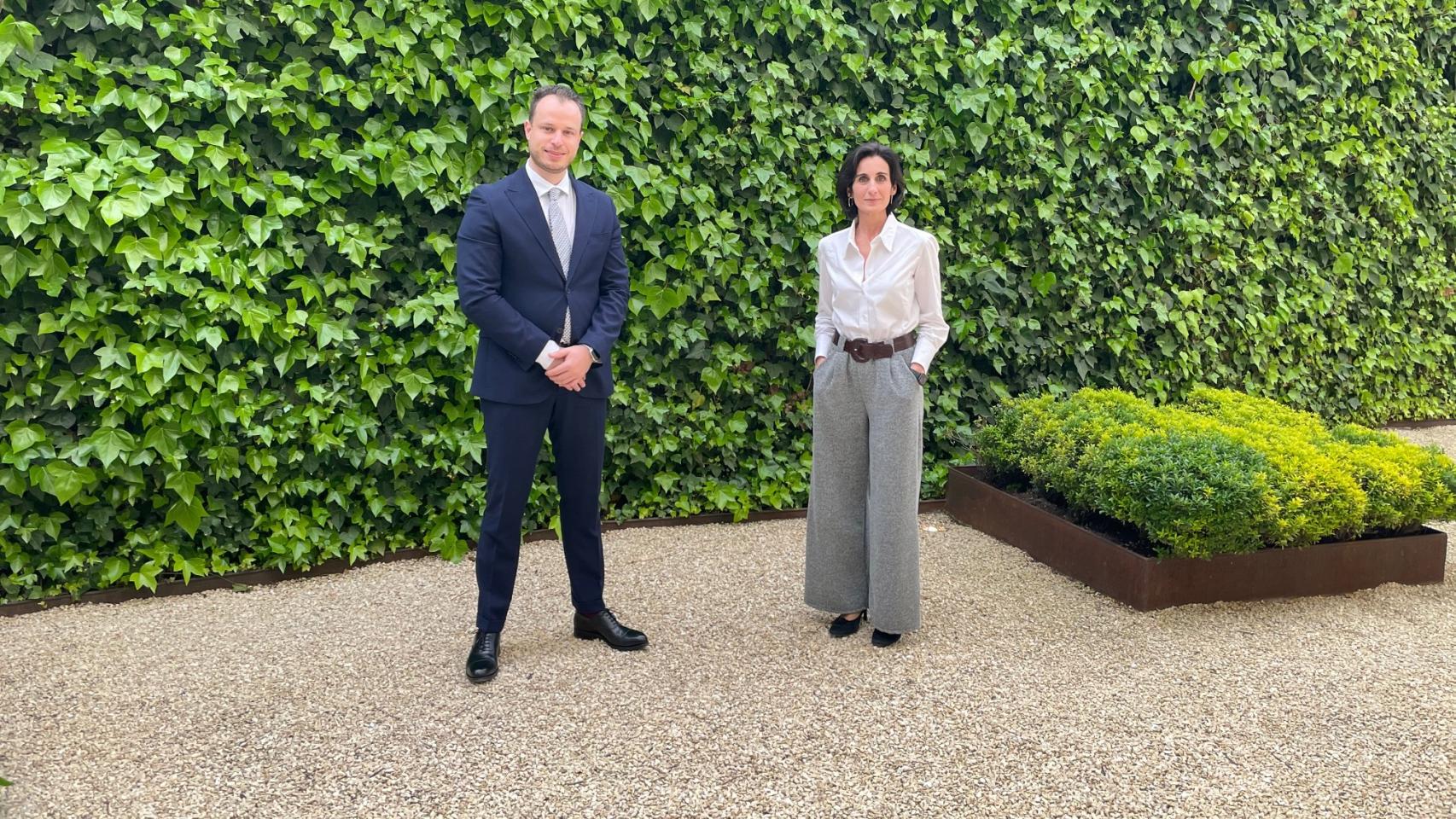 Romain Ribello (Cedrus & Partners) y Sonsoles Santamaría (Tressis), en el momento de la firma del acuerdo.