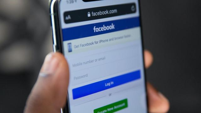 La aplicación de Facebook en un móvil.