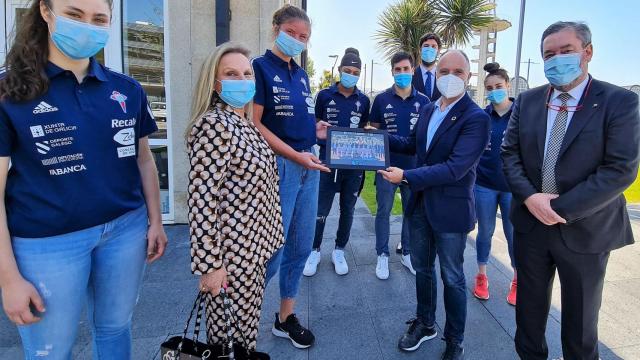 Visita institucional del Celta Zorka Recalvi al delegado de la Zona Franca.