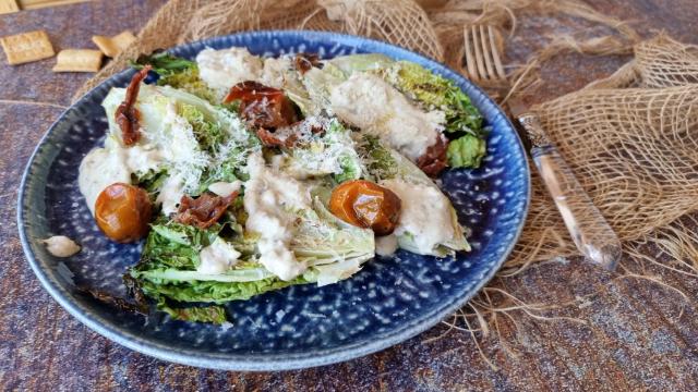 Ensalada de cogollos asados y César de boquerones