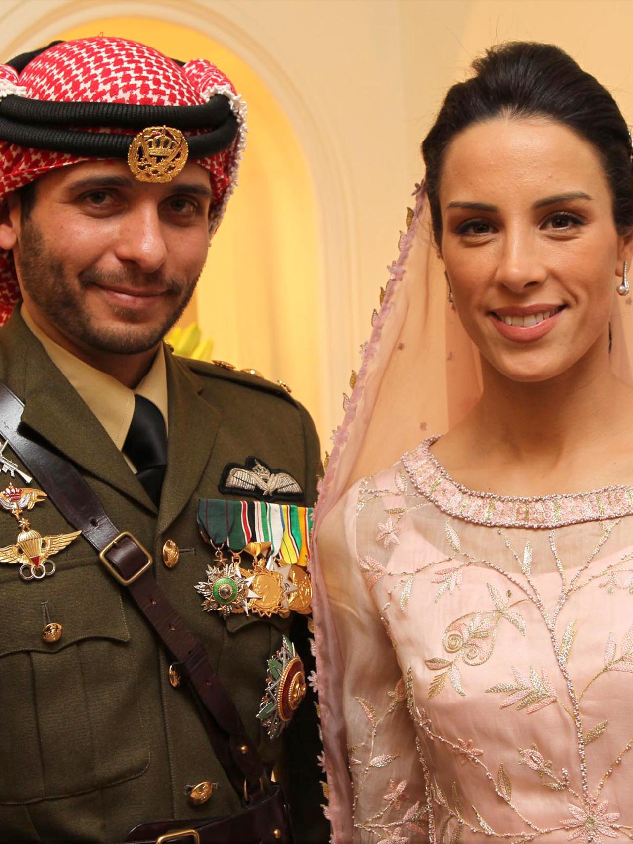 Hamzah bin Hussein y la princesa Basma Otoum en una imagen de su boda en 2012.