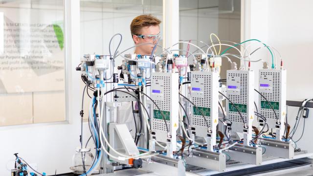 La impresora 3D usada para crear las prótesis con biomateriales. Foto: Maria Kirchner