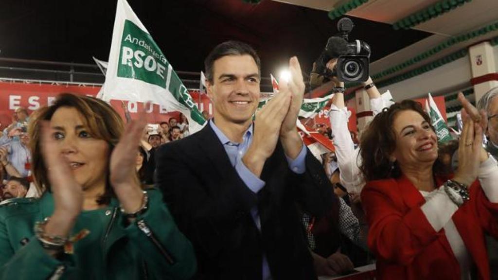 Susana Díaz y María Jesús Montero, junto a Pedro Sánchez.