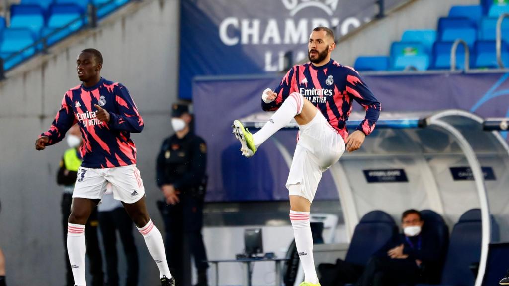 Ferland Mendy y Benzema, calentando en el Di Stéfano