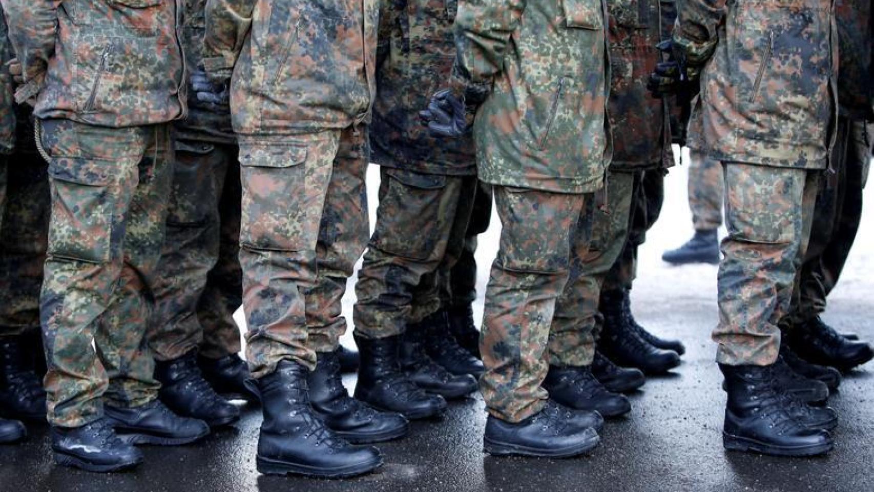 Varios militares.