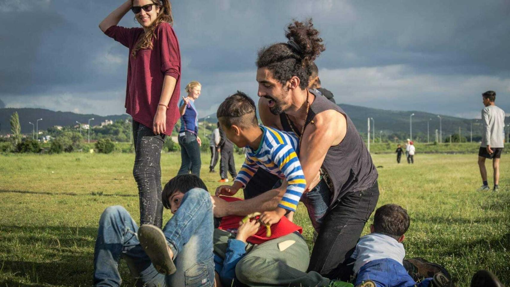 El sevillano Pablo Campos, de 29 años, juega con unos niños durante un voluntariado.