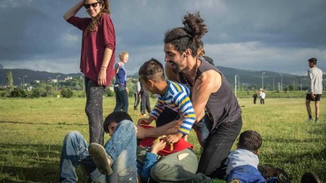 El sevillano Pablo Campos, de 29 años, juega con unos niños durante un voluntariado.
