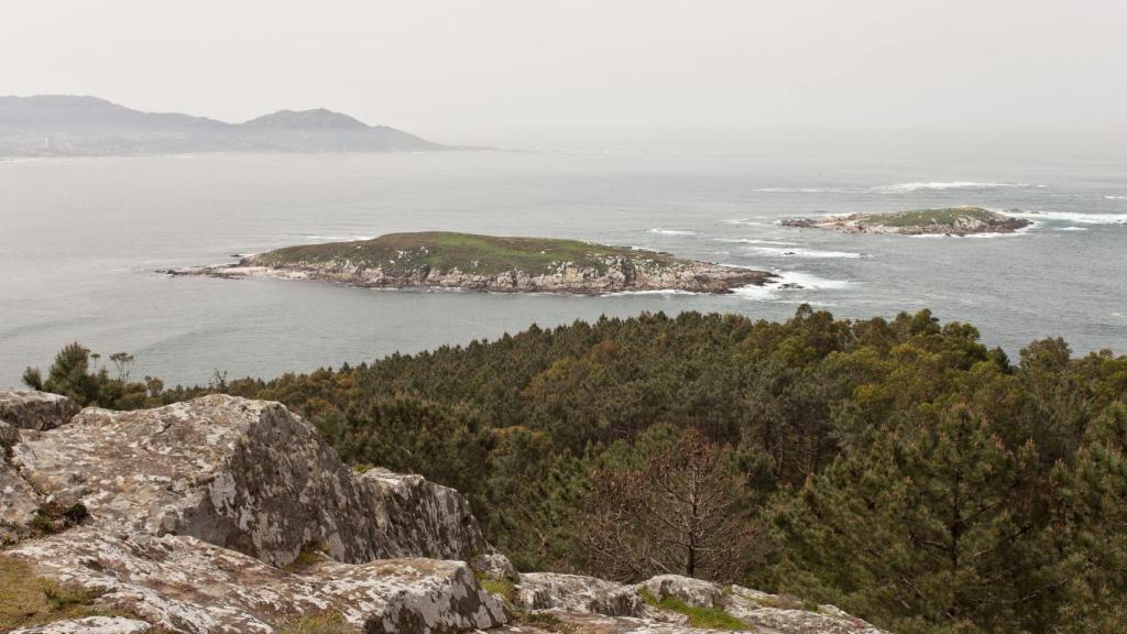Vista de las Islas Estelas y, al fondo, las Islas Cíes.