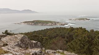 Vista de las Islas Estelas y, al fondo, las Islas Cíes.