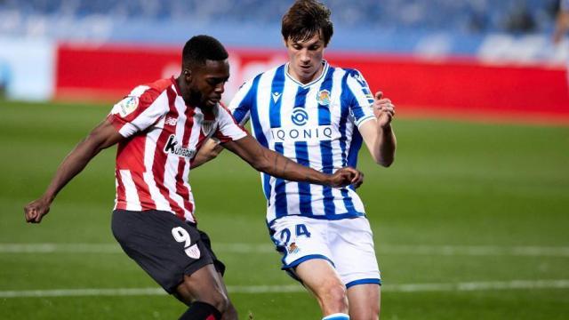 Iñaki Williams ante Robin Le Normand, durante el Real Sociedad - Athletic de La Liga
