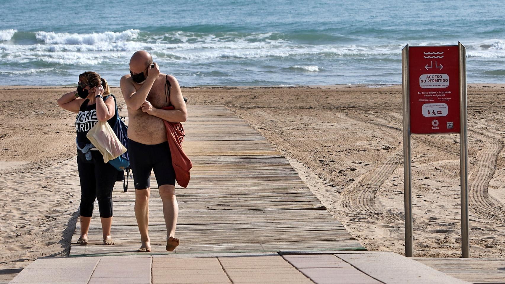 Bañistas en la playa de Gandía, en la Comunidad Valenciana.