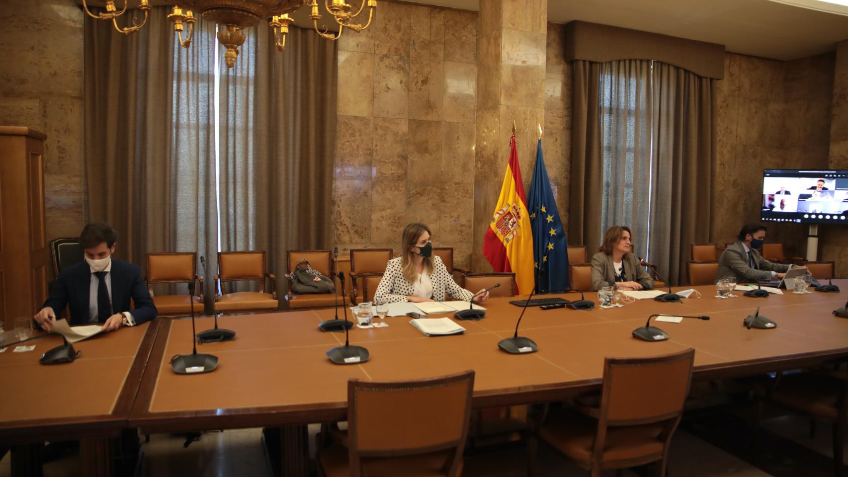 La industria del refino y el Gobierno buscan soluciones para descarbonizar el sector