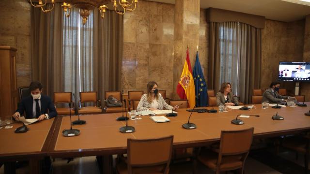 La industria del refino y el Gobierno buscan soluciones para descarbonizar el sector