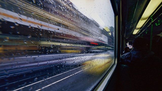 Un pasajero en un autobús en una foto de archivo.