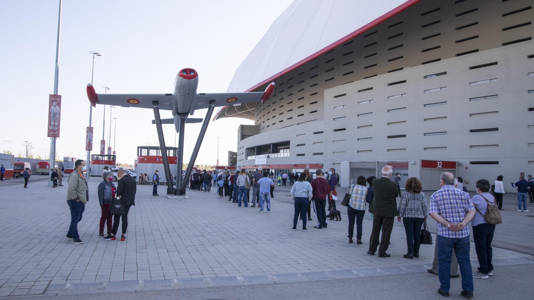 Colas para recibir la vacuna contra la Covid en el estadio Wanda Metropolitano.