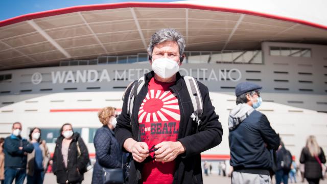 Ángel, jubilado de 63 años, a las puerta del Estadio Wanda Metropolitano.