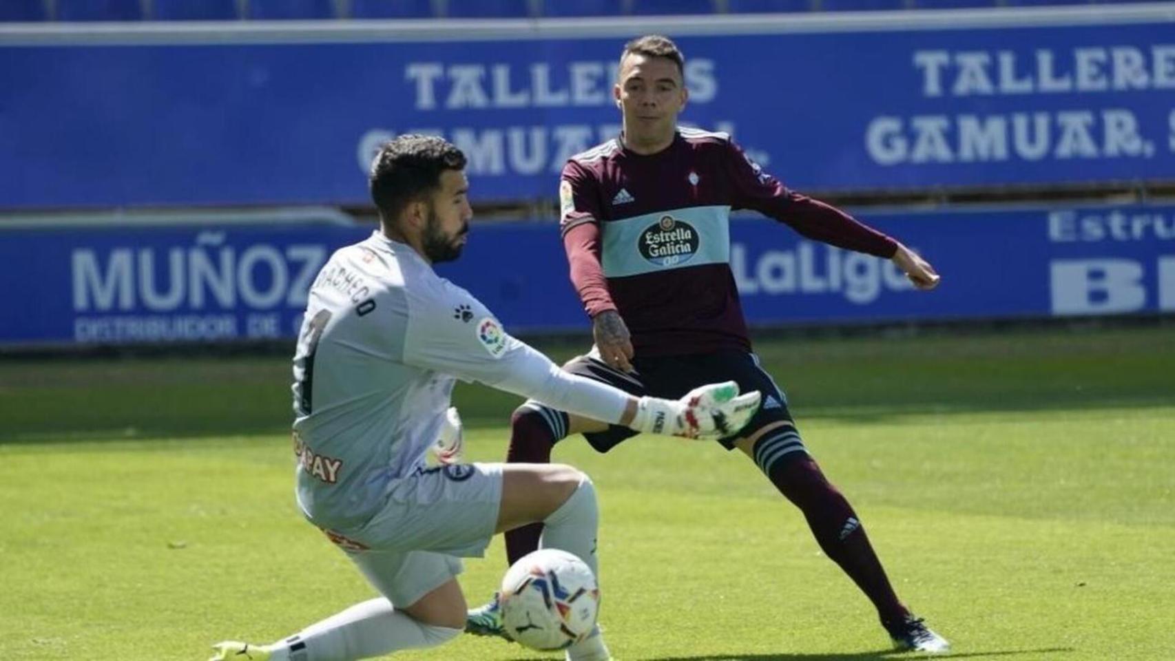Iago Aspas bate a Pacheco durante el Alavés-Celta para lograr su 10º gol en Liga