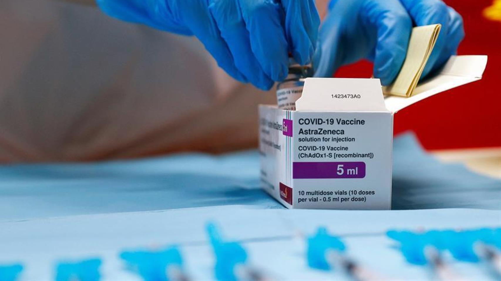 Un sanitario abriendo una caja de vacunas de AstraZeneca.