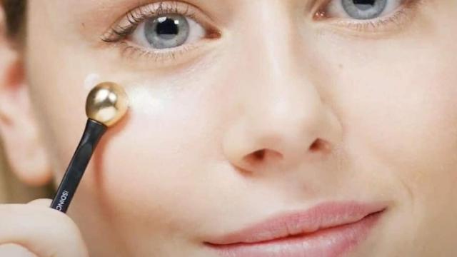 Contornos de ojo con herramienta incorporada para despertar tu mirada