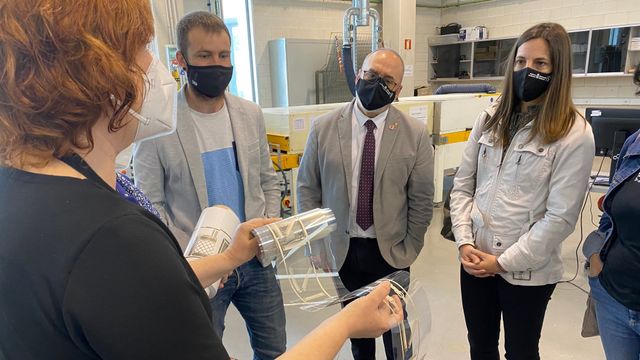 El consejero, Juan Cruz Cigudosa, durante su visita a NAITEC.