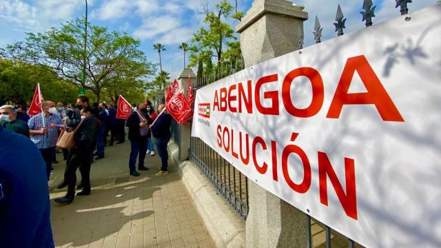 Concentración de trabajadores de Abengoa este jueves en Sevilla.