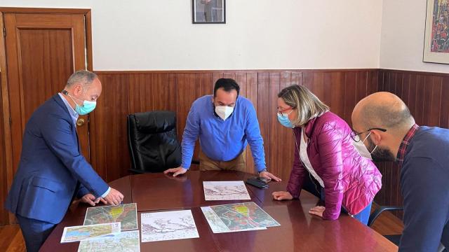 El delegado del Estado en el Consorcio de la Zona Franca de Vigo, David Regades, y el alcalde de Vilaboa, César Poza, en una reunión