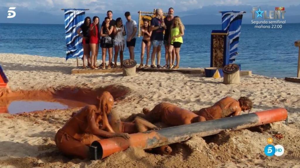 Antonio Canales escarbando en la tierra junto a sus compañeros.