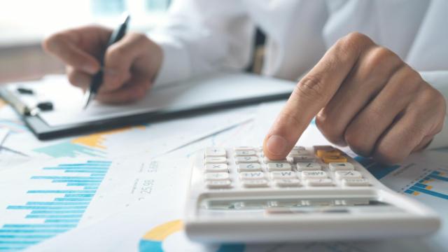 Una persona haciendo la declaración de la renta.