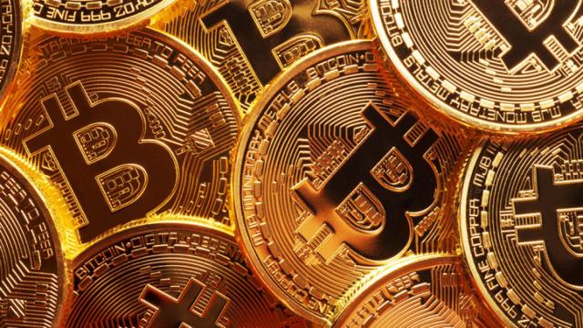 Varias monedas físicas de bitcoin.
