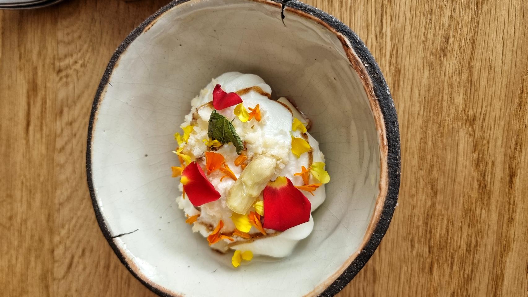 Espárrago blanco de Navarra con espuma de idiazábal. Éter.