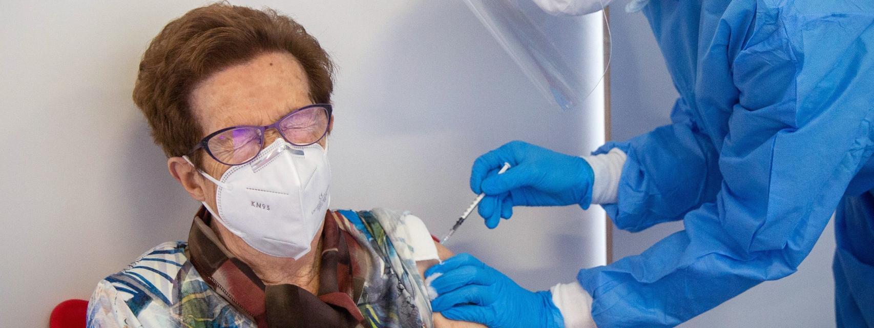 Una mujer se vacuna en el vestíbulo del Palacio de los Deportes de Logroño, La Rioja.