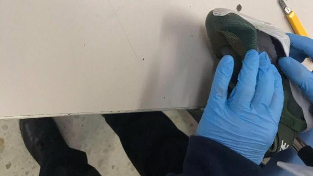 Intentan introducir en la cárcel de Teixeiro 12 gramos de hachís ocultos en unas zapatillas