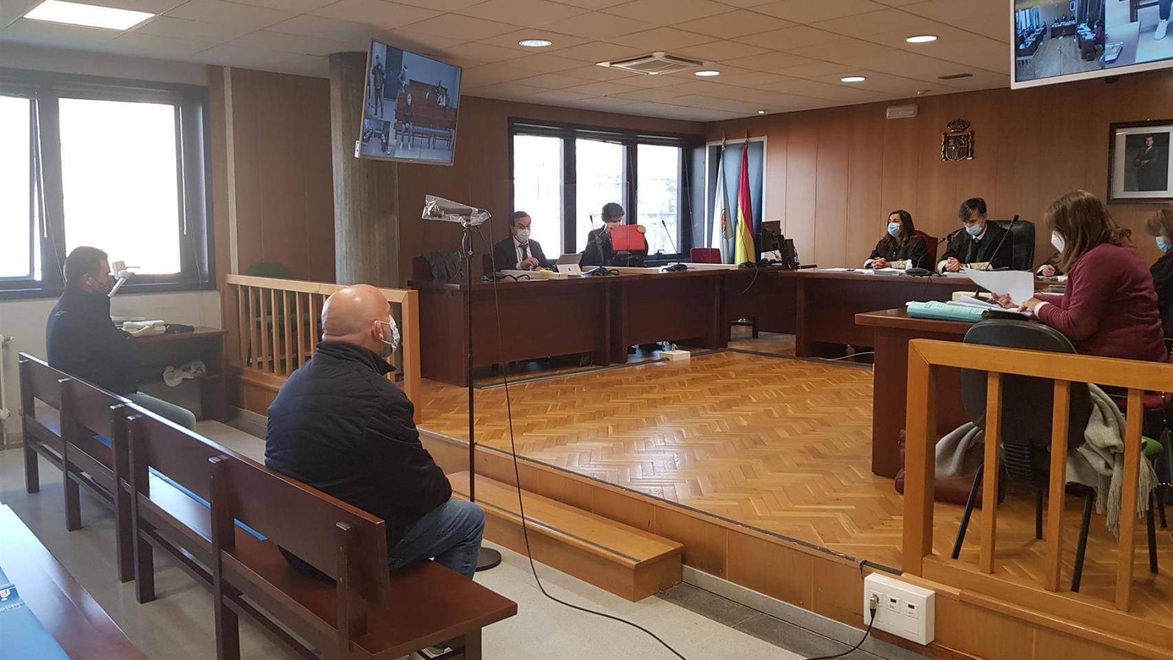 El exalcalde pedáneo de Bembrive (Vigo) Roberto Ballesteros y un constructor, en el transcurso del juicio.