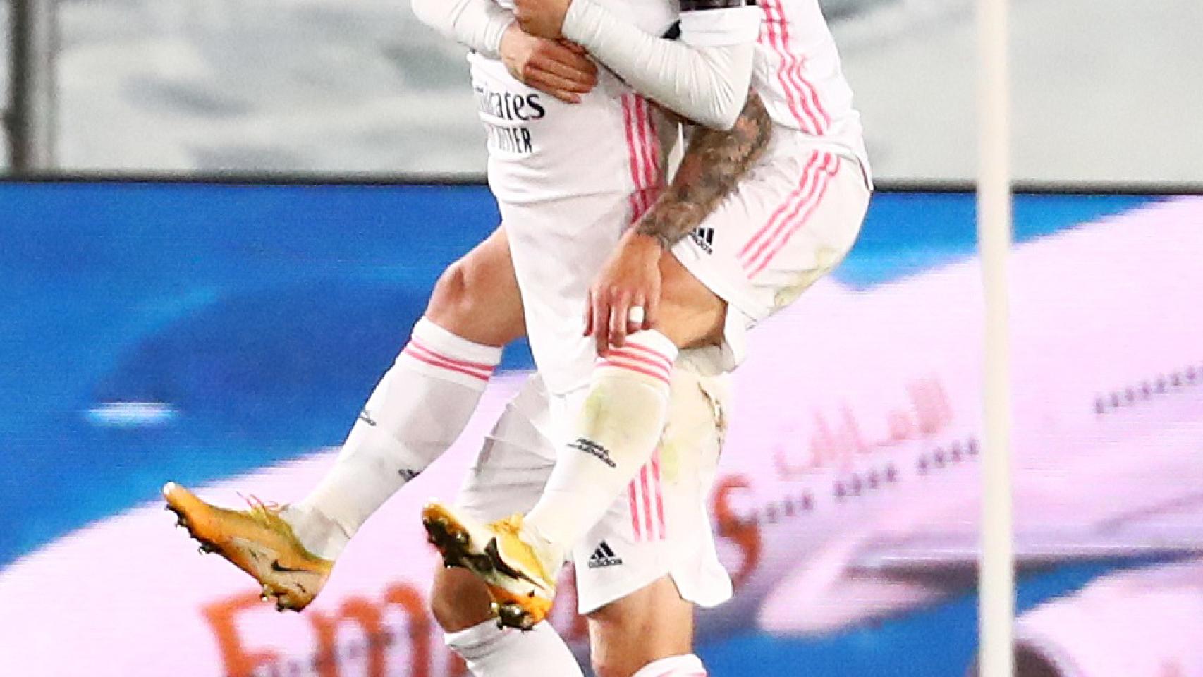 Luka Modric celebra con Toni Kroos el segundo gol del Real Madrid al Barça