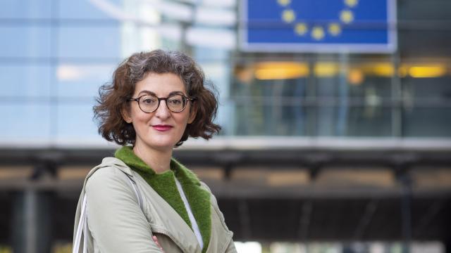 Maite Pagazaurtundua, ante la entrada a la sede del Parlamento Europeo en Bruselas.