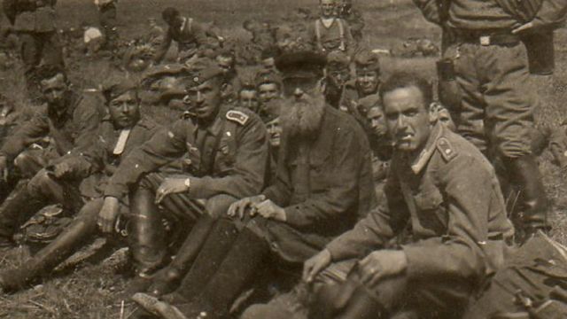 Grupo de divisionarios gallegos del frente de Leningrado con un labrador ruso durante el verano de 1943.