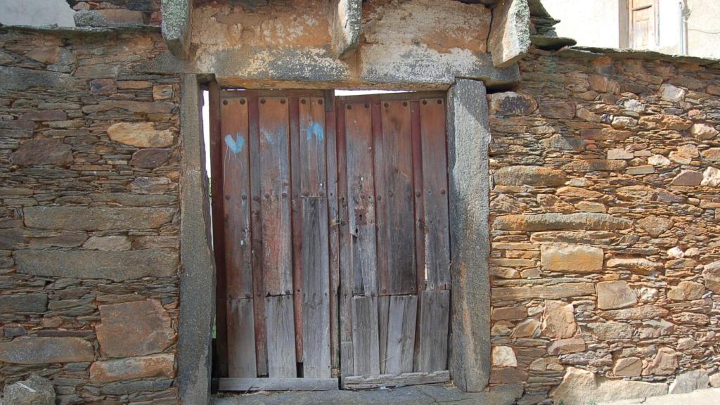Casa en mal estado en un pueblo.