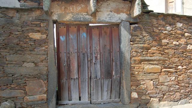 Casa en mal estado en un pueblo.