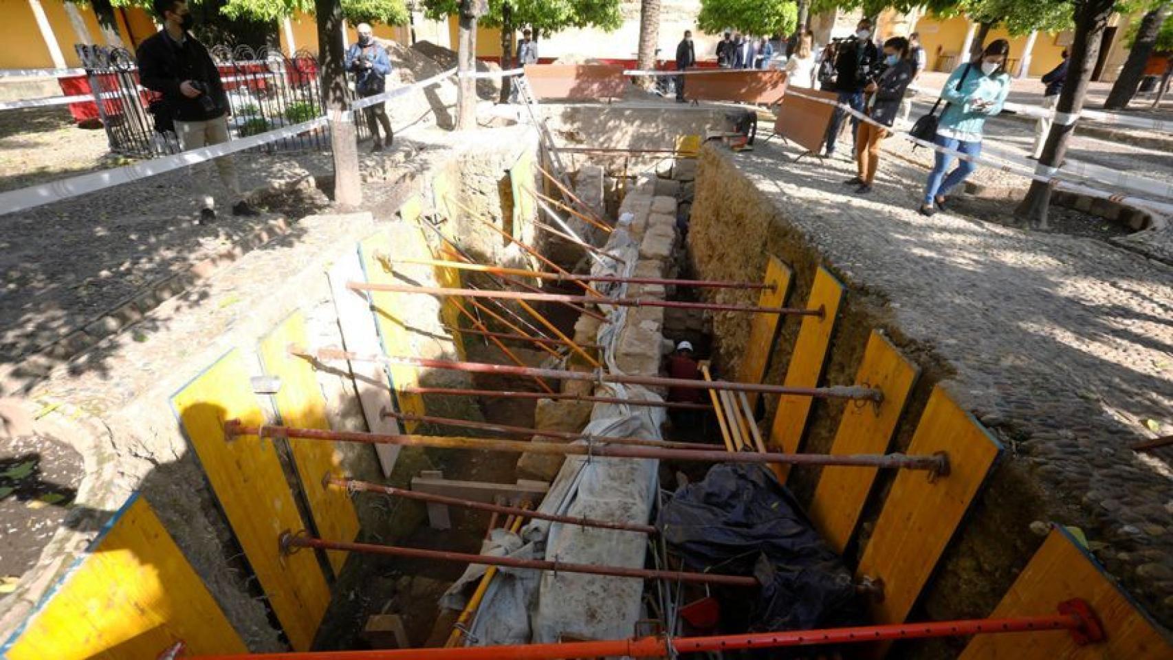 Patio de los Naranjos en plena excavación.