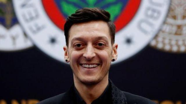 Özil durante su presentación con el Fenerbahçe